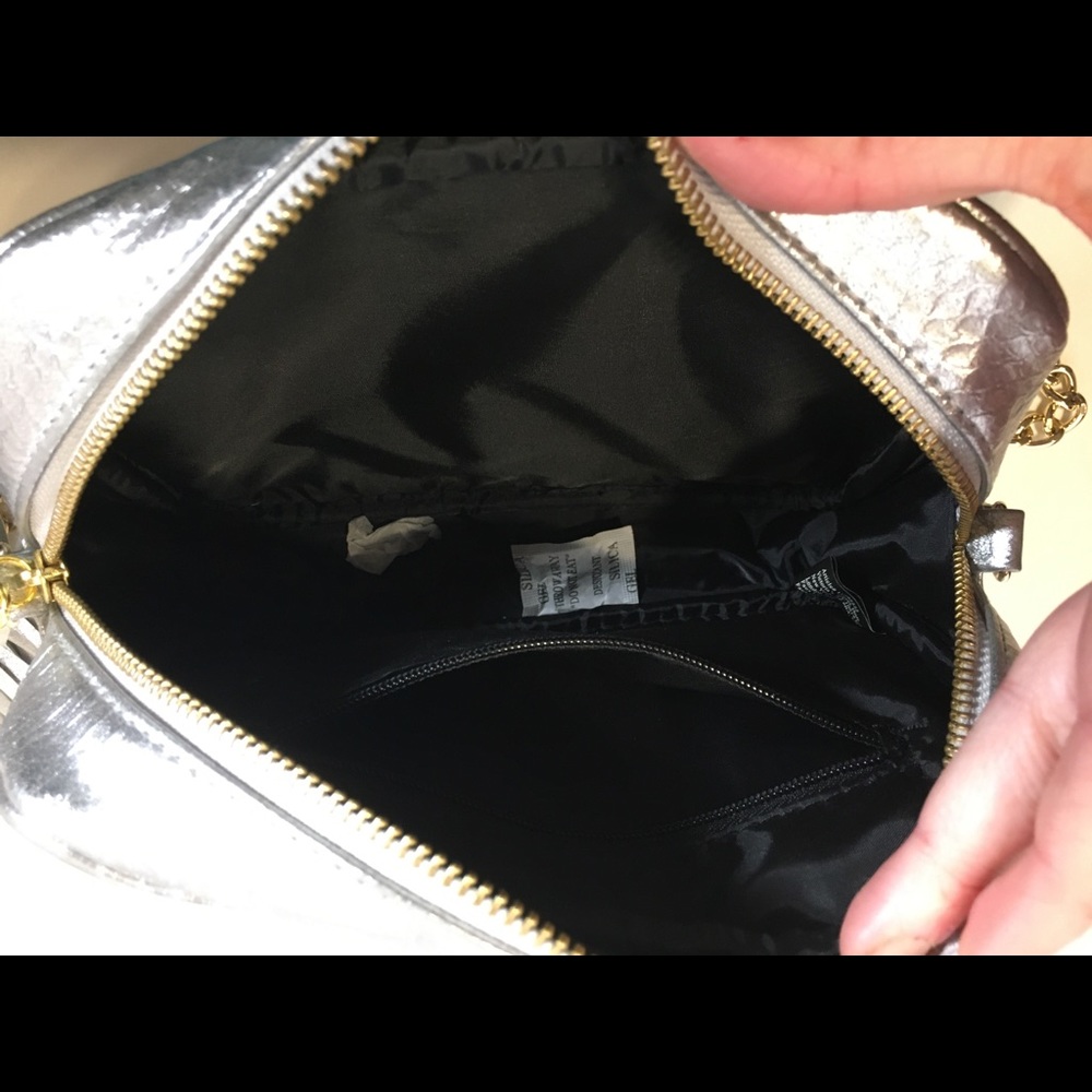 VS Silver Cross Body Bag - Picture 6 of 7
